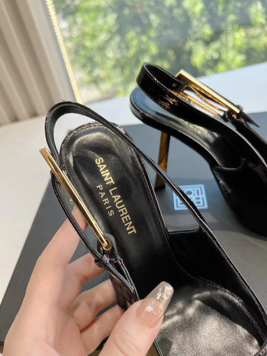 👟👟Ex-factory price 520💯💯Saint Laurent / Saint Laurent Lee metal steel heels. Original open-lasted custom-made 👠 YSL sister’s beautiful high-heeled shoes. They are also the small square toes of the same style as Saint Laurent Rose. The high-heeled shoes are very good at modifying the shape of the feet. The luxurious metal heels. In recent years, SL👟👟factory price has become more and more understanding of women in high-heeled shoes. Yang Shulin’s design impression YSL beautiful high-heeled shoes. Upper: top open edge beads//cow patent leather, sole: genuine leather outsole, heel height: 10cm, size: 35-40 (40) 41 custom code)